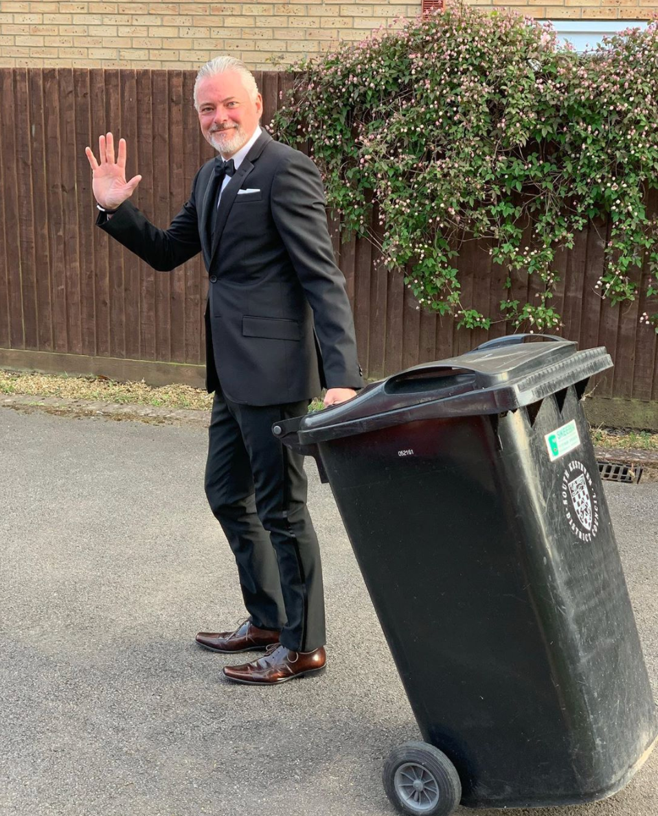 Đi đổ rác nhưng cũng phải lịch lãm với suit, giày tây, tóc vuốt vuốt bóng mượt.