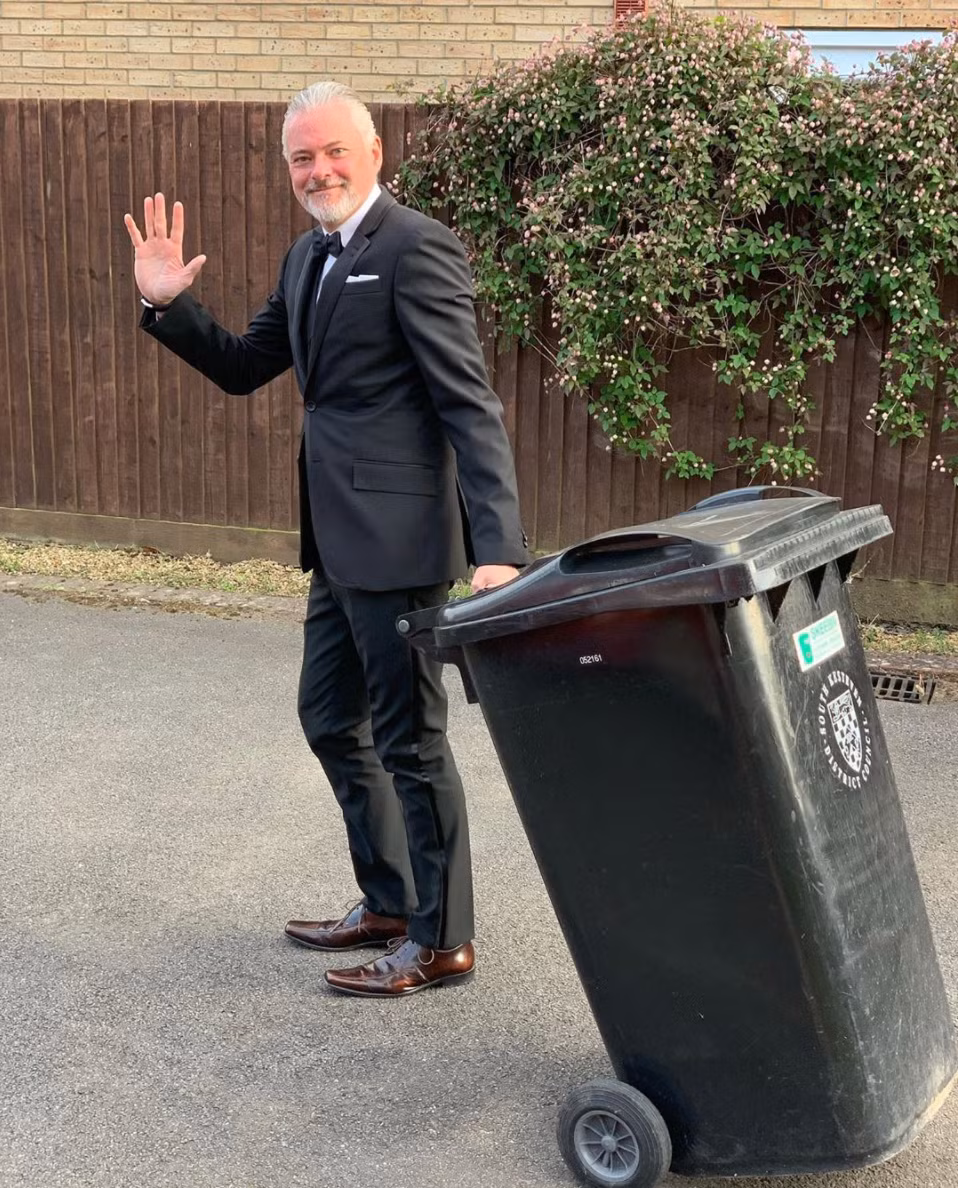 Đi đổ rác nhưng cũng phải lịch lãm với suit, giày tây, tóc vuốt vuốt bóng mượt.