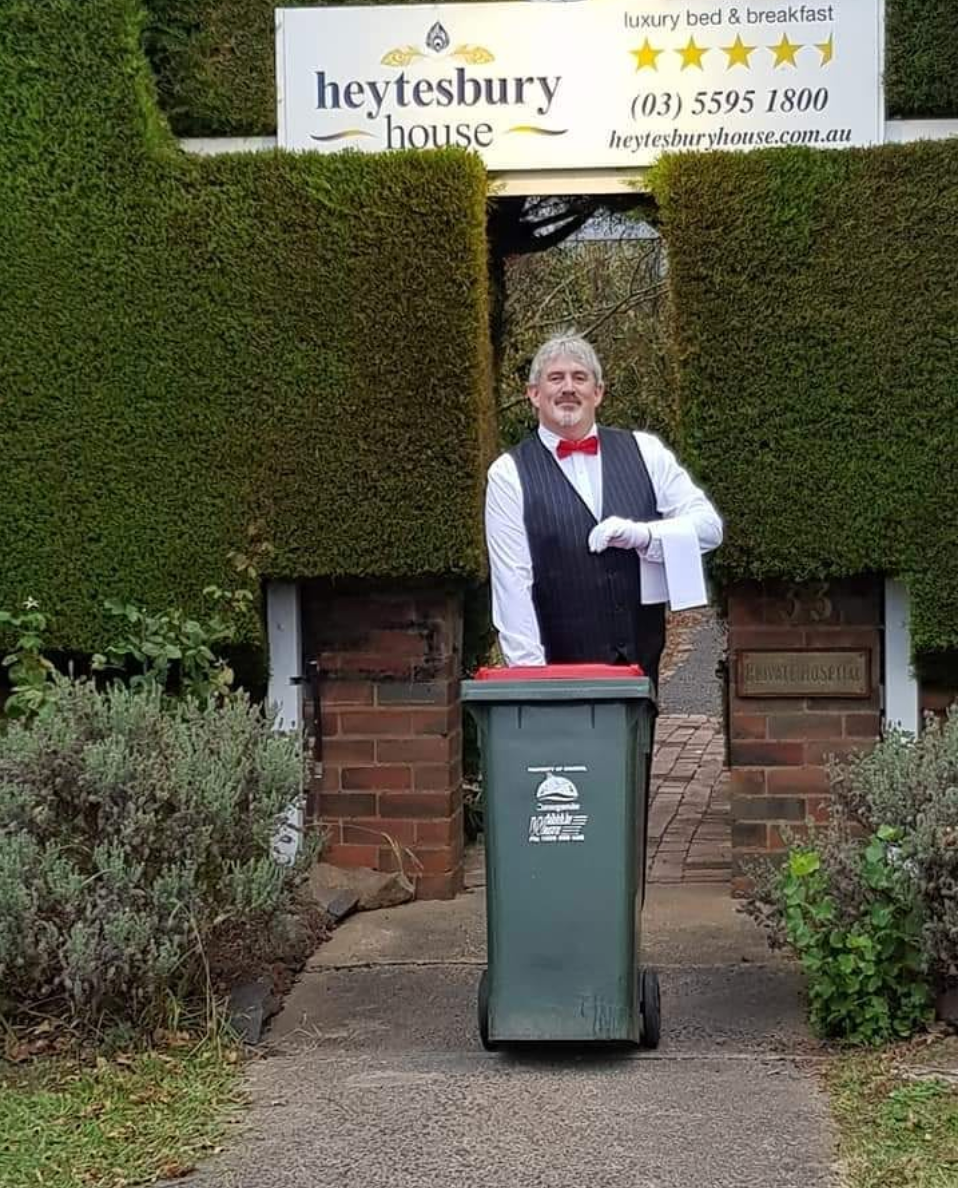 Người chơi sẽ chụp ảnh với thùng rác, đăng tải lên trang cá nhân kèm hashtag #binisolationouting.