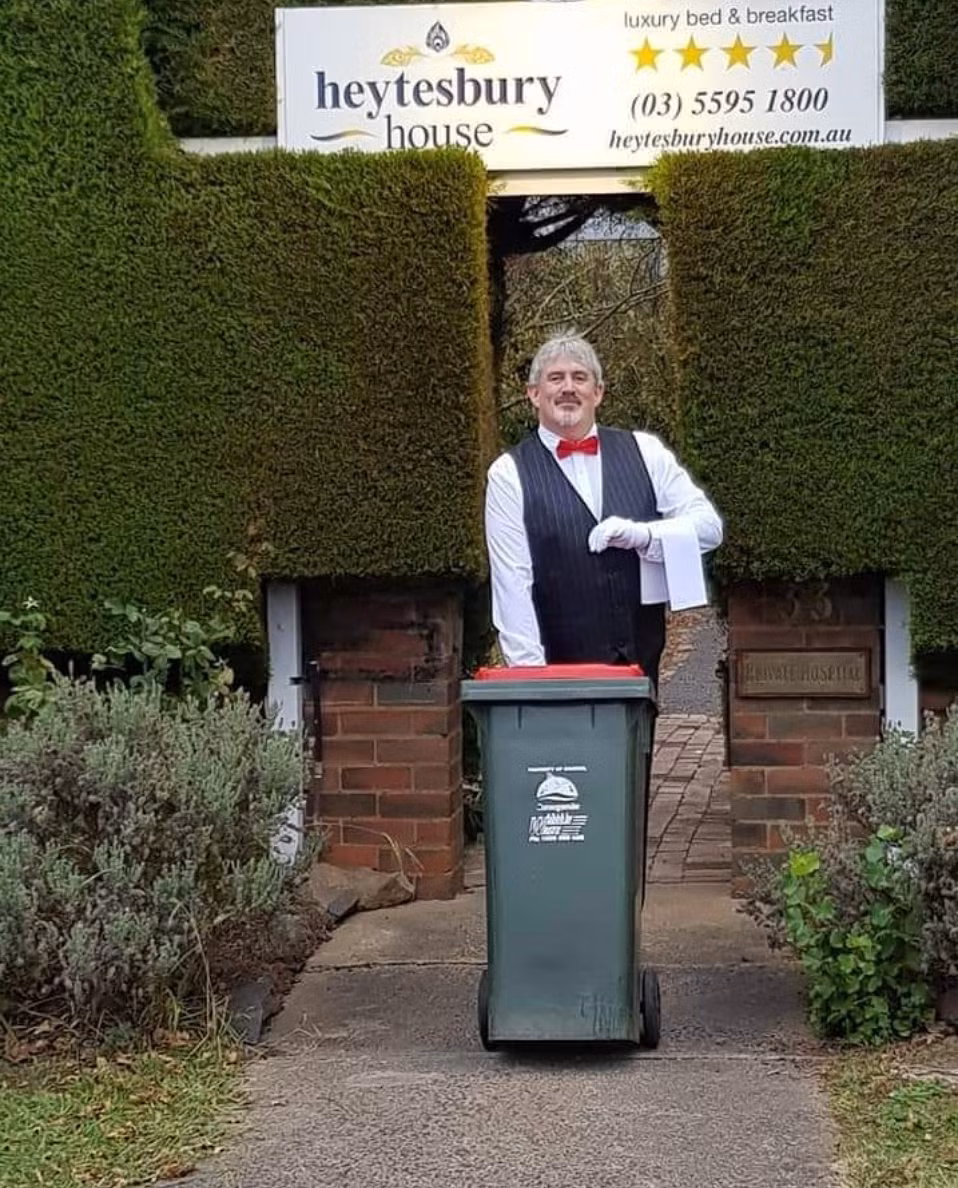 Người chơi sẽ chụp ảnh với thùng rác, đăng tải lên trang cá nhân kèm hashtag #binisolationouting.