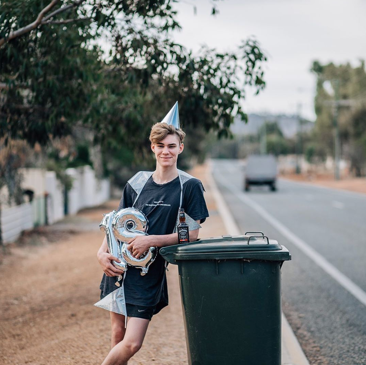 Thậm chí, đón tuổi 18 bên cạnh thùng rác. Đây có lẽ sẽ trở thành ngày sinh nhật đáng nhớ nhất trong cuộc đời anh chàng này vì giữa thời điểm dịch đang diễn biến phức tạp, có mời bạn bè cũng chẳng ai dám "bén mảng" tới tham dự.