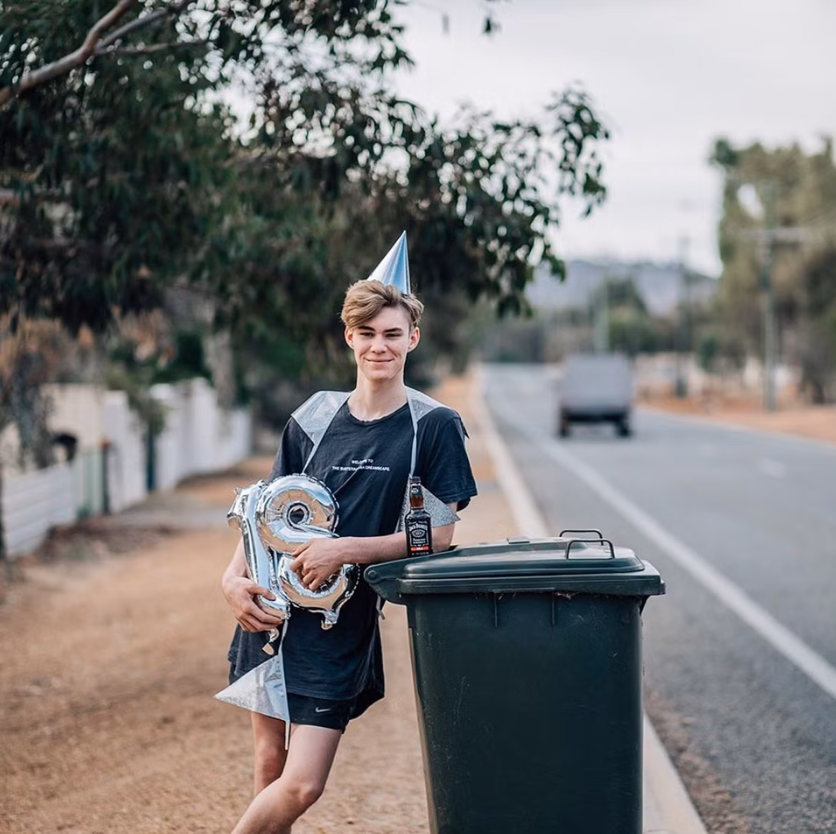 Thậm chí, đón tuổi 18 bên cạnh thùng rác. Đây có lẽ sẽ trở thành ngày sinh nhật đáng nhớ nhất trong cuộc đời anh chàng này vì giữa thời điểm dịch đang diễn biến phức tạp, có mời bạn bè cũng chẳng ai dám "bén mảng" tới tham dự.