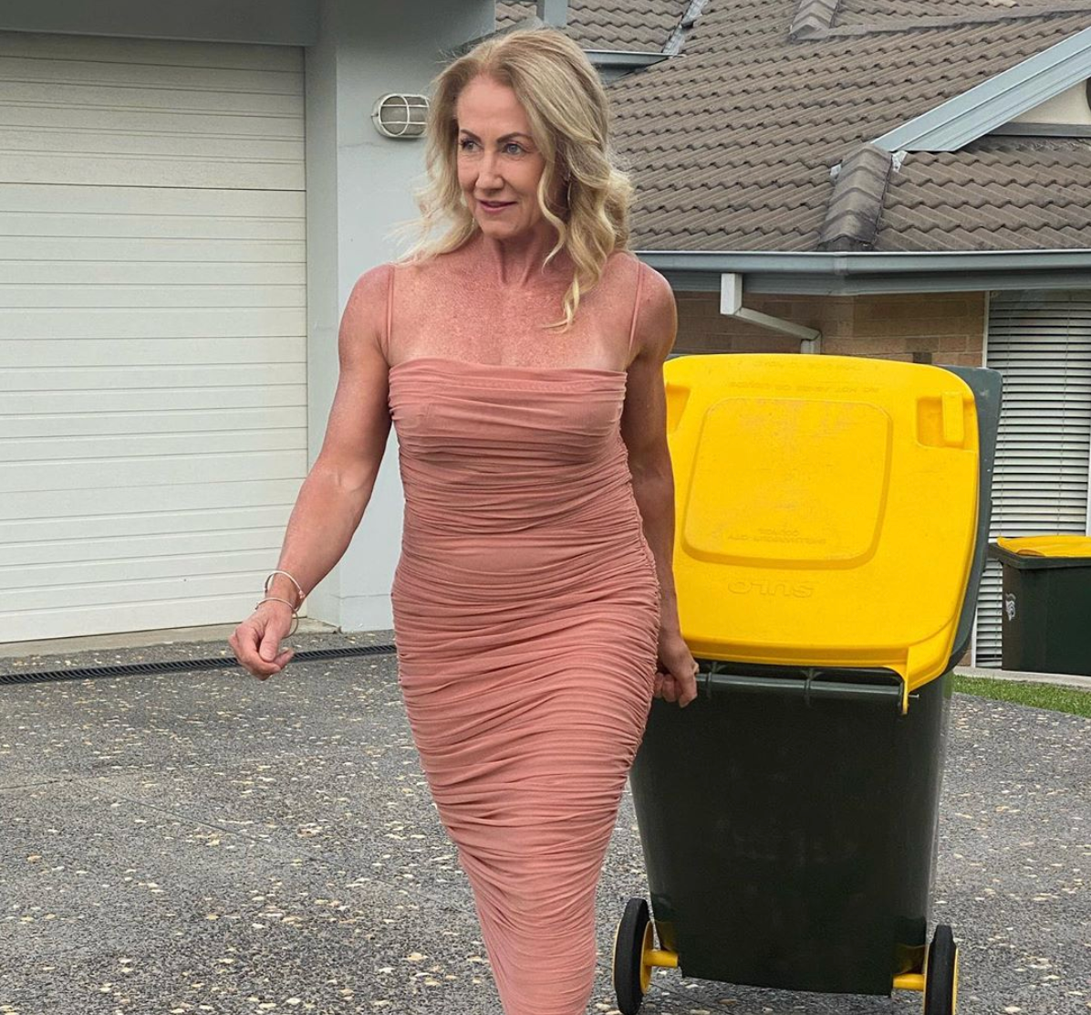 Nghỉ dịch COVID-19 quá rảnh rỗi nên trên mạng xã hội xuất hiện một loạt các thử thách vô cùng hài hước. Mới đây, trào lưu lên đồ xách rác đi đổ thu hút được sự quan tâm của nhiều người trên khắp thế giới.