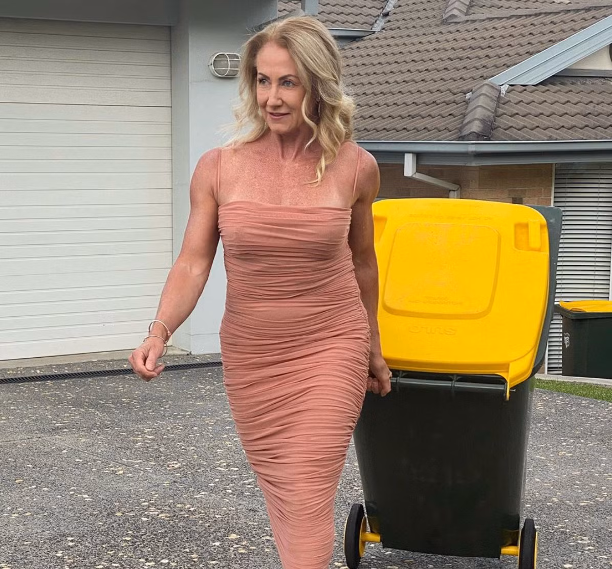 Nghỉ dịch COVID-19 quá rảnh rỗi nên trên mạng xã hội xuất hiện một loạt các thử thách vô cùng hài hước. Mới đây, trào lưu lên đồ xách rác đi đổ thu hút được sự quan tâm của nhiều người trên khắp thế giới.