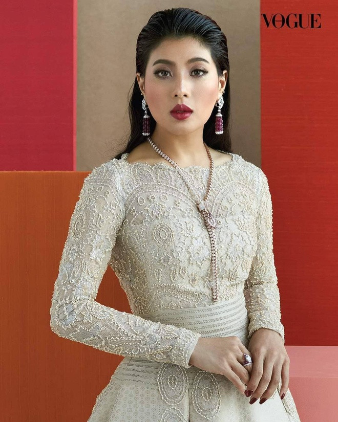 Làm việc trong lĩnh vực thời trang nên công chúa Sirivannavari có gu ăn mặc thời thượng, lộng lẫy. Dù có ngoại hình không cao ráo hay gương mặt quá bắt mắt nhưng cô vẫn chiếm spotlight ở mọi nơi cô tới bởi phong thái sang trọng, đẳng cấp.