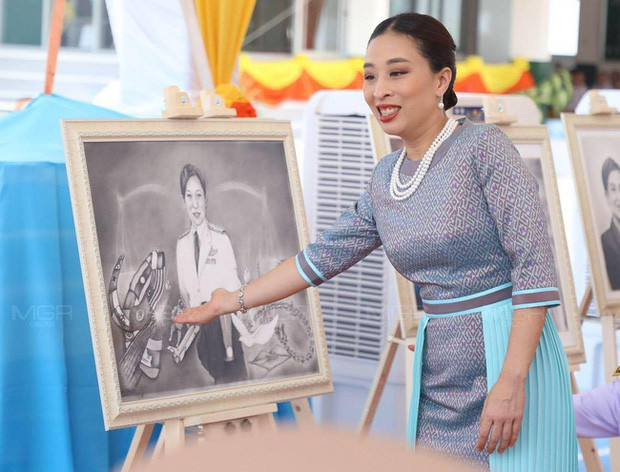 Trái ngược hẳn với em gái của mình, công chúa Rajasarini Siribajra (SN 1978) con gái cả của Quốc vương Thái Lan lại yêu thích phong cách thời trang thanh lịch, giản dị, gọn gàng. Tính cách của công chúa cũng được đánh giá là rất dễ gần và thánh thiện.