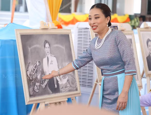 Trái ngược hẳn với em gái của mình, công chúa Rajasarini Siribajra (SN 1978) con gái cả của Quốc vương Thái Lan lại yêu thích phong cách thời trang thanh lịch, giản dị, gọn gàng. Tính cách của công chúa cũng được đánh giá là rất dễ gần và thánh thiện.