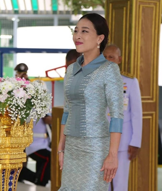 Công chúa cả của Quốc vương Thái Lan yêu thích trang phục có màu sắc trang nhã, đơn giản, gọn gàng cùng mái tóc luôn luôn búi cao.