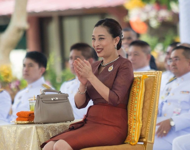 Công chúa Rajasarini tốt nghiệp chuyên ngành Luật tại Đại học Thammasat, sau đó tiếp tục theo học và lấy bằng tiến sĩ tại Đại học Cornell, Mỹ. Mới đây, cô đảm nhận vị trí Chủ tịch Dự án sửa chữa hạnh phúc, đại diện cho Quốc vương Thái Lan tới thăm tù nhân đang nằm viện tại nhà tù trung tâm Khaobin, tỉnh Ratchaburi.