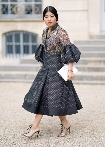 Công chúa Sirivannavari theo đuổi sự nghiệp thiết kế và kinh doanh thời trang, cô có một thương hiệu riêng được trình diễn tại các tuần lễ thời trang lớn trên thế giới. Cô cũng từng may mắn được nhà thiết kế Pierre Balmain của Balmain nâng đỡ, dạy dỗ và giới thiệu tới làng thời trang thế giới.