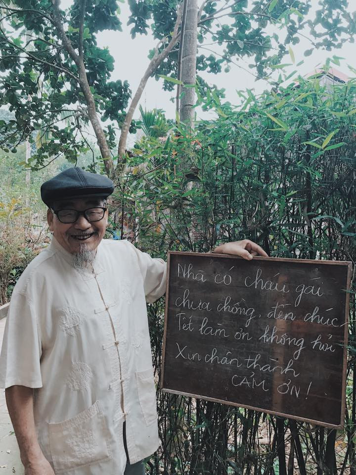 Còn nhớ tết năm ngoái, nhiều bố mẹ, ông bà tâm lý đã ghi hẳn tấm biển: "Cháu gái chưa chồng, làm ơn không hỏi" khiến cộng đồng mạng vô cùng thích thú.