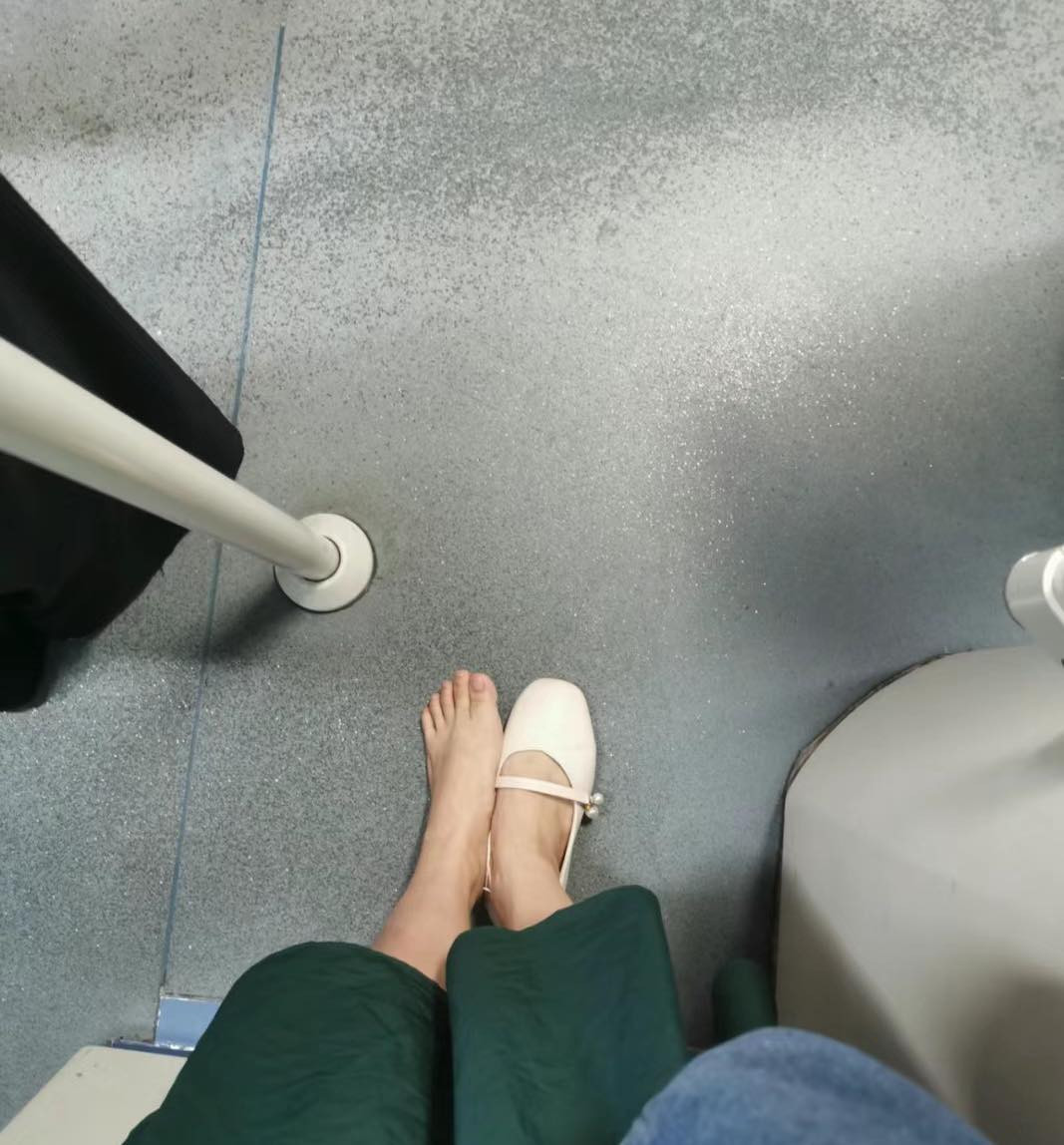 Vẫn là câu chuyện với băn khoăn một chiếc giày đã đi đâu...