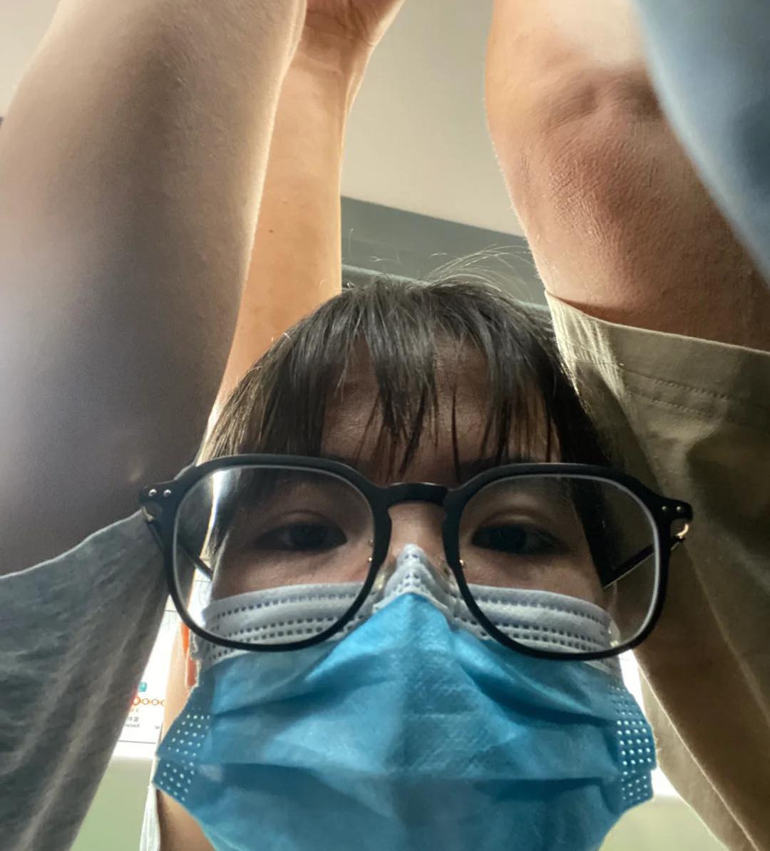 Khi bạn là nấm lùn nhưng lại đứng cạnh những người có chiều cao vượt trội, thì tầm nhìn của bạn sẽ...ngang với nách của người khác.