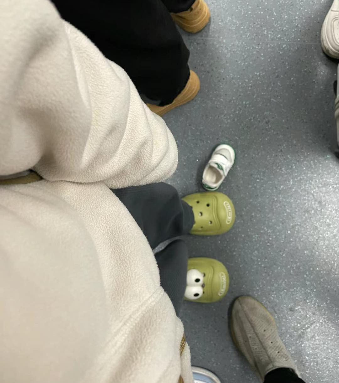 Chắc chủ nhân chiếc giày đang tìm chiếc còn lại.