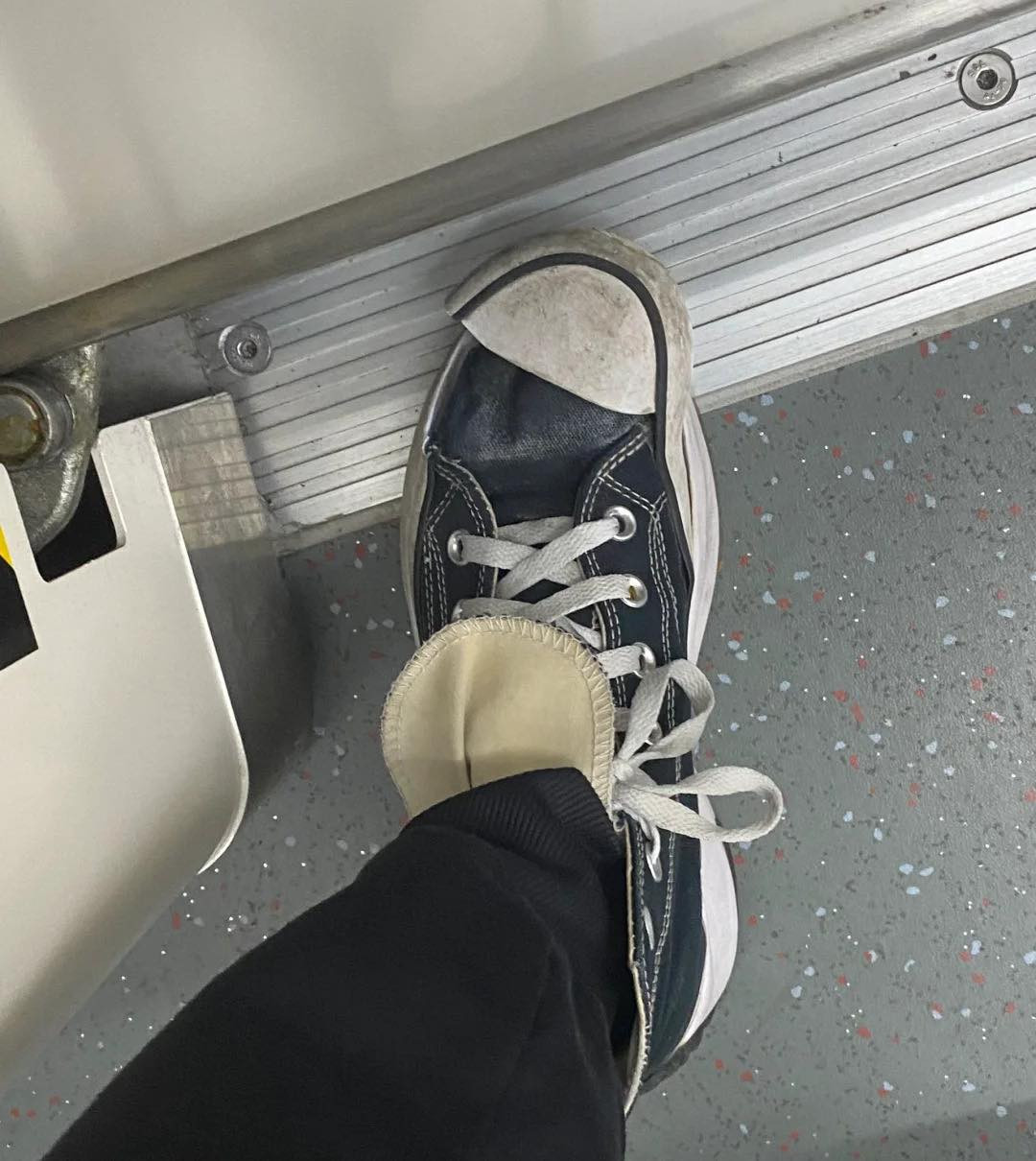 Nhìn là biết chủ nhân chiếc giày này đã bị "giày xéo" đến mức độ nào trên chuyến tàu bão tố.