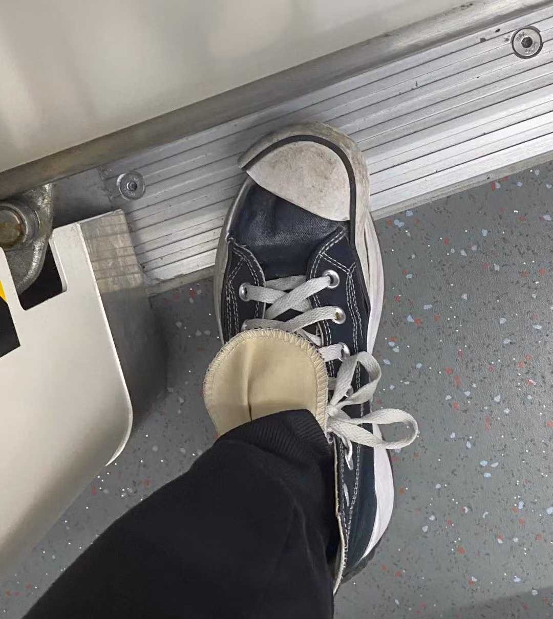 Nhìn là biết chủ nhân chiếc giày này đã bị "giày xéo" đến mức độ nào trên chuyến tàu bão tố.