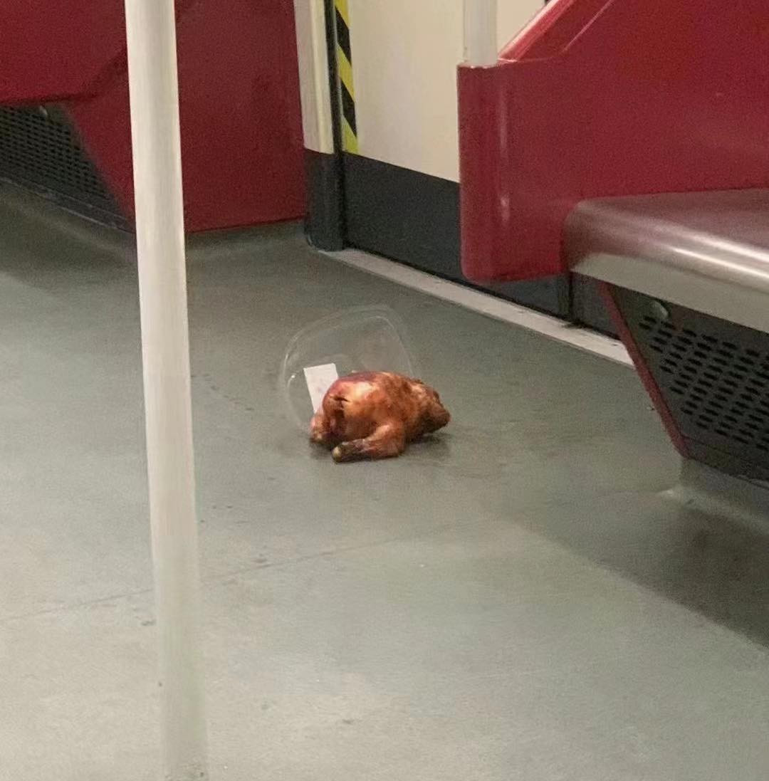 Nguyên 1 con gà quay nằm trên sàn tàu...