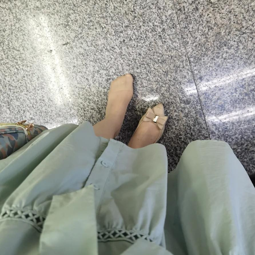 Nhiều người nhìn tấm ảnh này đã bình luận 1 cách hài hước: "công chúa đi chơi quá giờ nên đánh mất một chiếc giày, chờ hoàng tử đến rước".