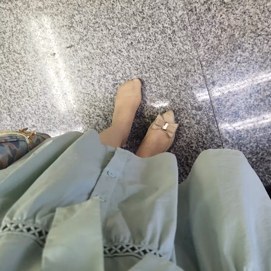 Nhiều người nhìn tấm ảnh này đã bình luận 1 cách hài hước: "công chúa đi chơi quá giờ nên đánh mất một chiếc giày, chờ hoàng tử đến rước".