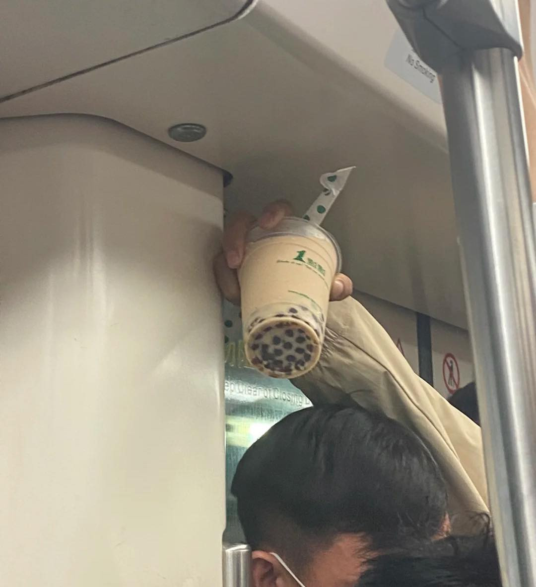 Mua cốc trà sữa nhưng mãi không được thưởng thức.