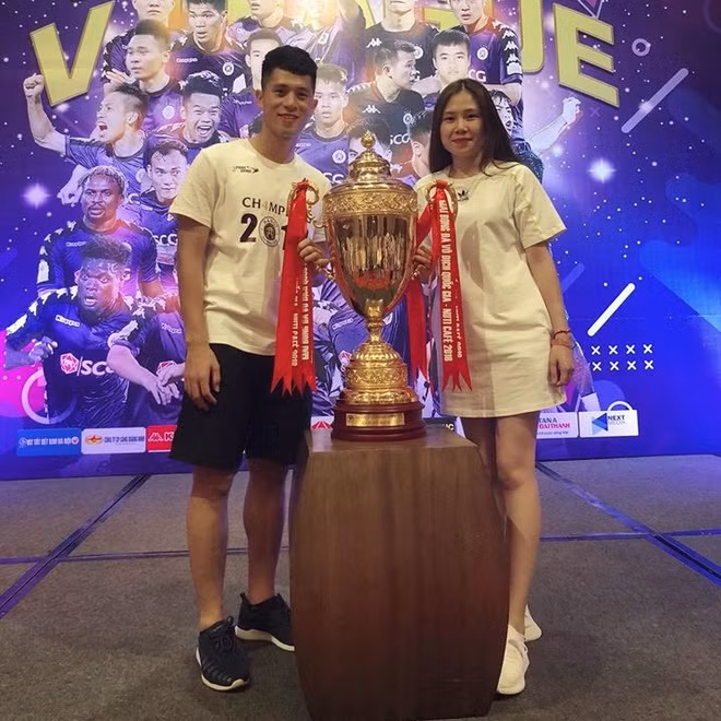 Nhìn hai người bạn thân thiết là trung vệ Bùi Tiến Dũng và hậu vệ Duy Mạnh lần lượt cưới vợ, Đình Trọng nhiều lần thốt lên rằng bị đồng đội bỏ rơi, không biết bao giờ mới tới lượt mình. Kêu ca là thế nhưng anh chàng lại có một chuyện tình kéo dài 6 năm với bạn gái xinh đẹp.