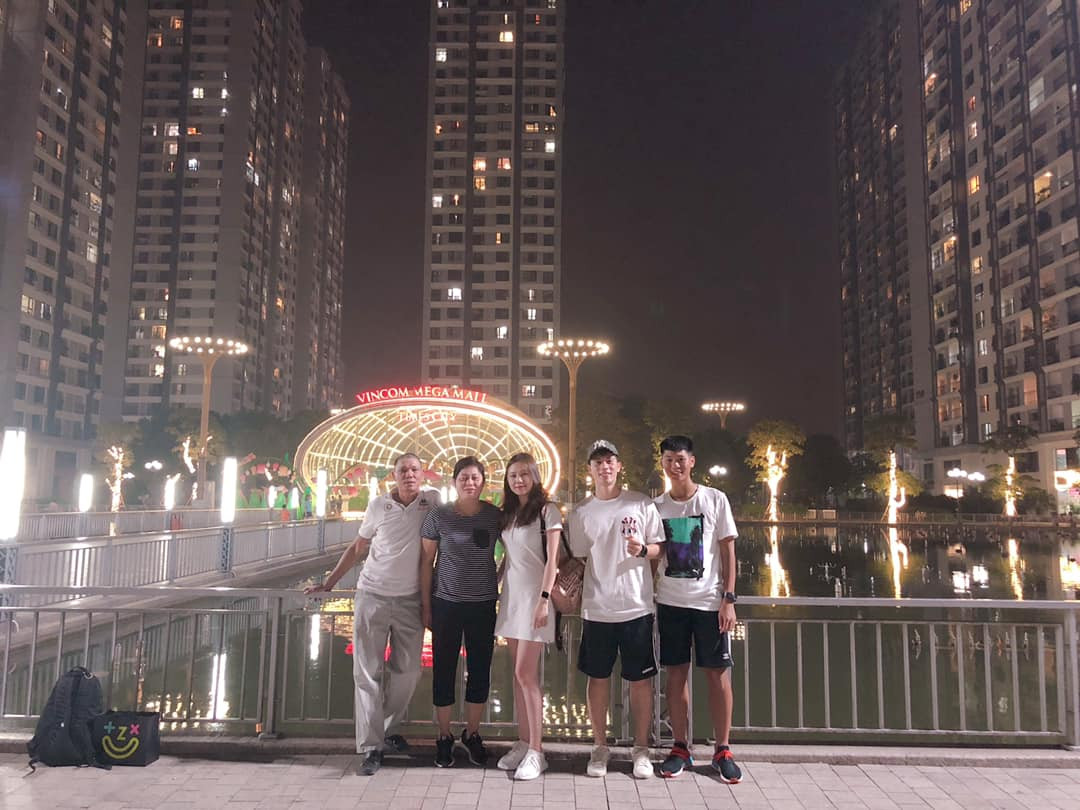 Nàng WAGs có mối quan hệ cực kỳ thân thiết với gia đình bạn trai, ngày Đình Trọng điều trị chấn thương từ Singapore về, cô đã cùng mẹ chồng tương lai có mặt ở sân bay từ rất sớm để đón người yêu.