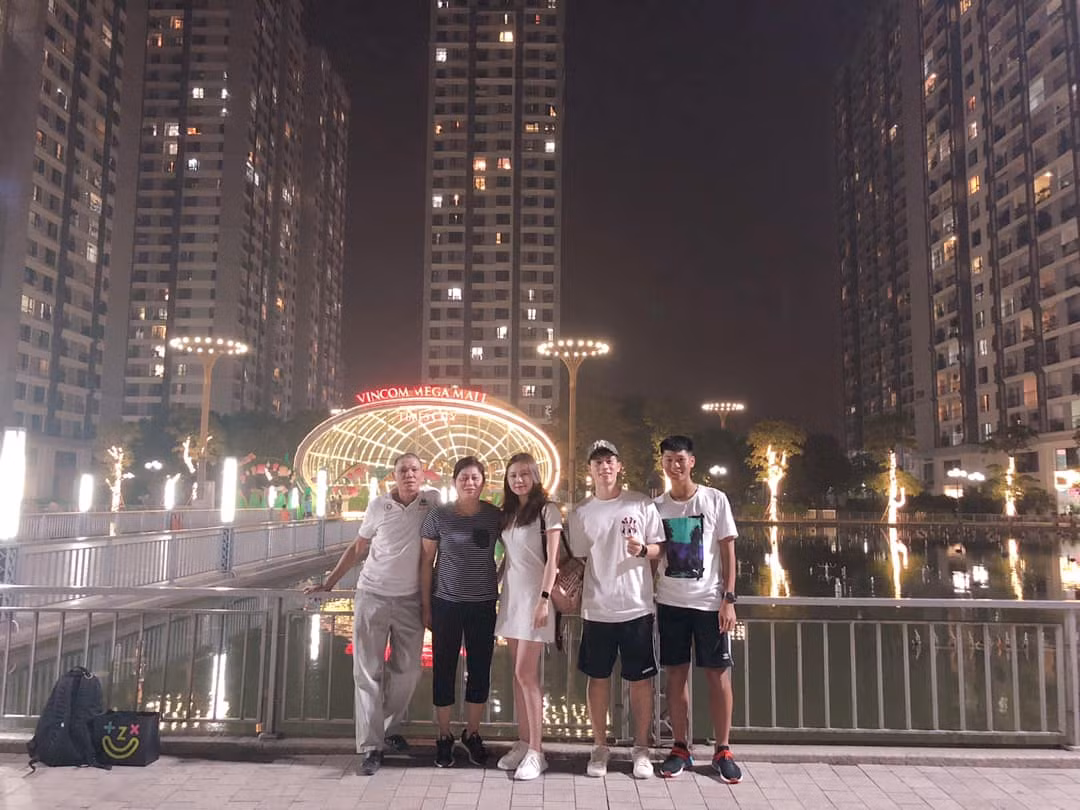 Nàng WAGs có mối quan hệ cực kỳ thân thiết với gia đình bạn trai, ngày Đình Trọng điều trị chấn thương từ Singapore về, cô đã cùng mẹ chồng tương lai có mặt ở sân bay từ rất sớm để đón người yêu.