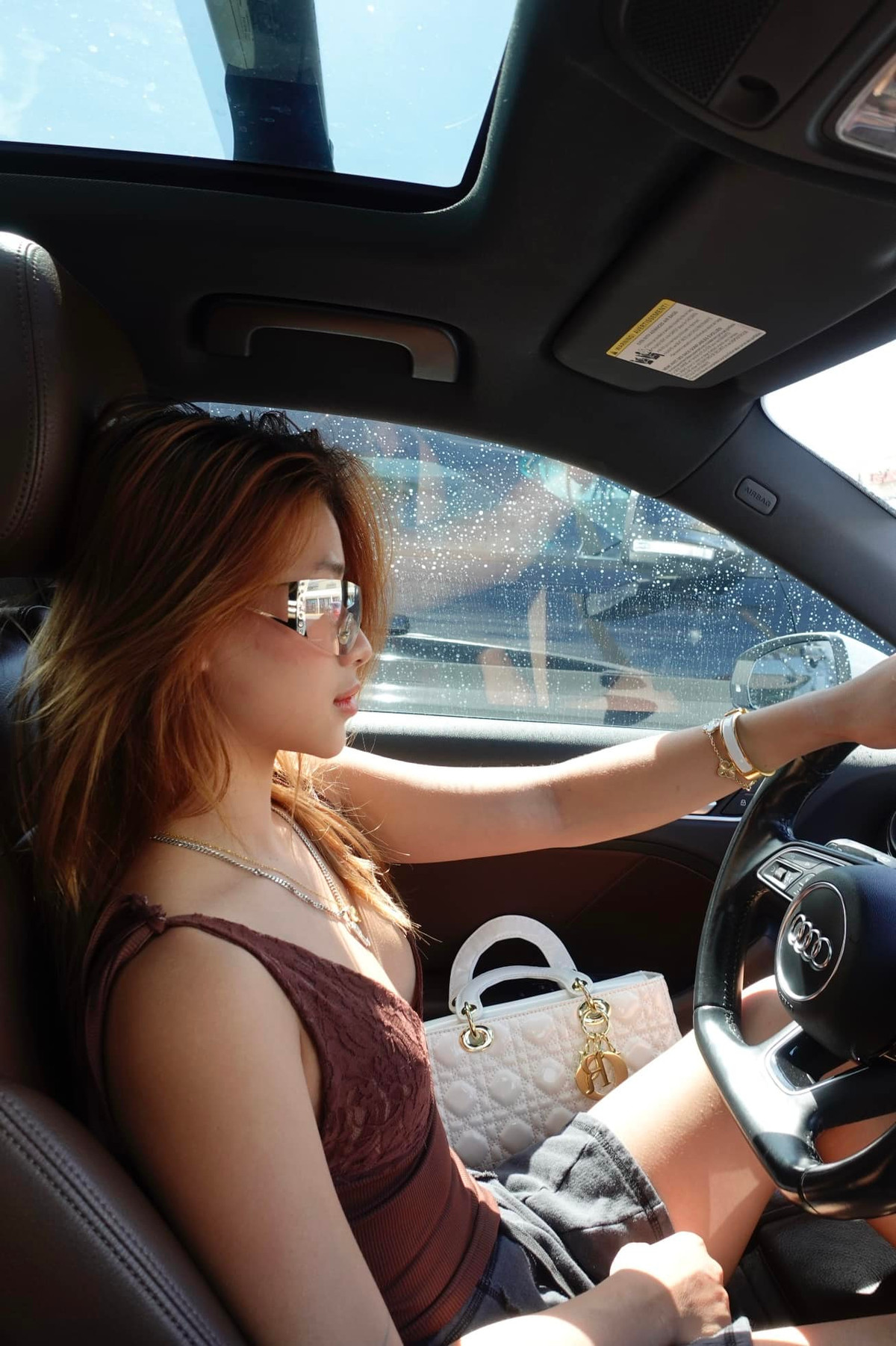 Xuất hiện trong những clip và hình ảnh gần đây, cựu vận động viên thường xuất hiện bên những chiếc xe sang và diện túi, đồ thuộc những thương hiệu xa xỉ.