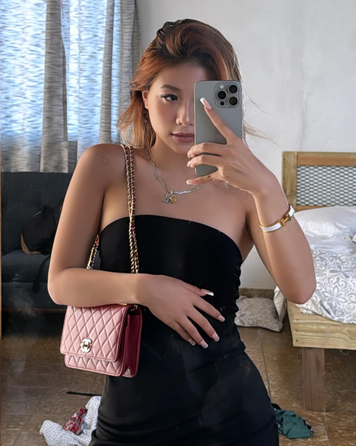 Cô nàng sở hữu tài khoản Facebook với gần 60 nghìn người theo dõi. Trang Instagram cá nhân của cô cũng có gần 100 nghìn lượt theo dõi.