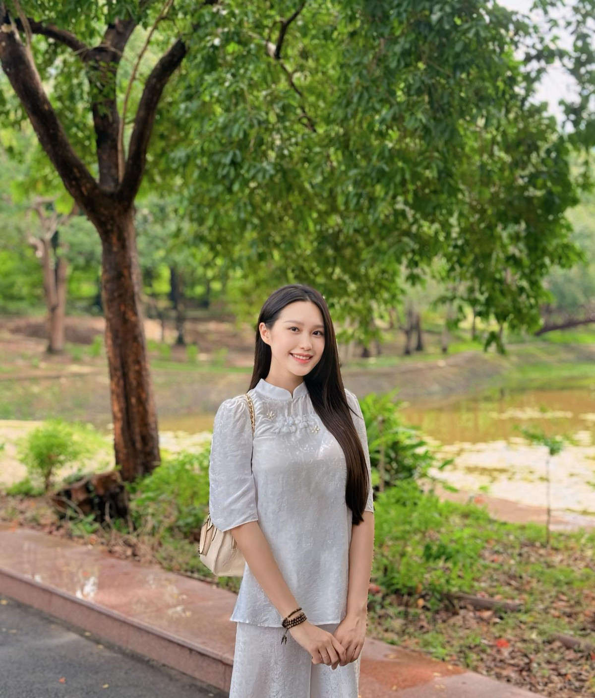 Sau khi sinh con đầu lòng, bà xã Đoàn Văn Hậu ngày càng nhuận sắc, vóc dáng cũng không còn gầy như thời con gái mà đầy đặn hơn.