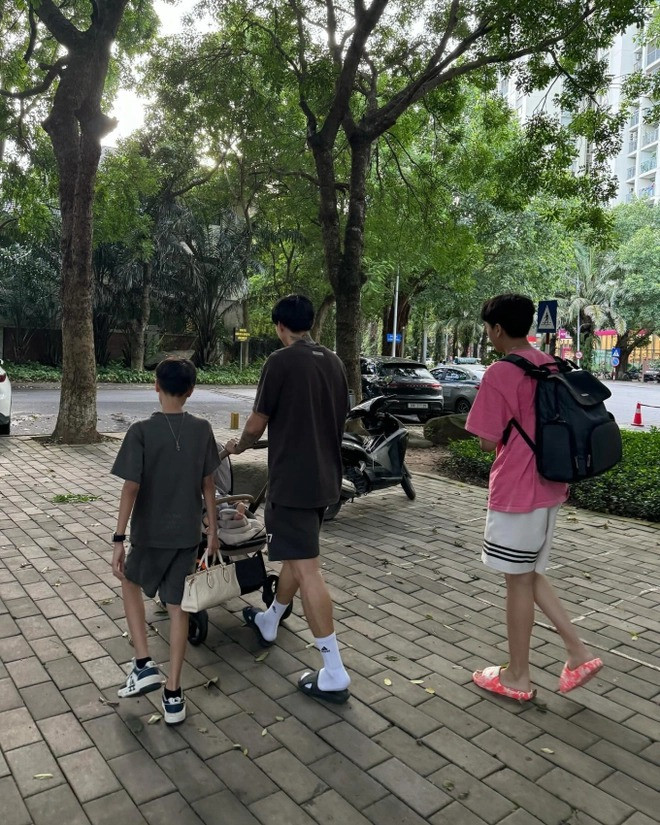 Đi cùng vợ chồng Văn Hậu còn có hai cậu em trai của Doãn Hải My.