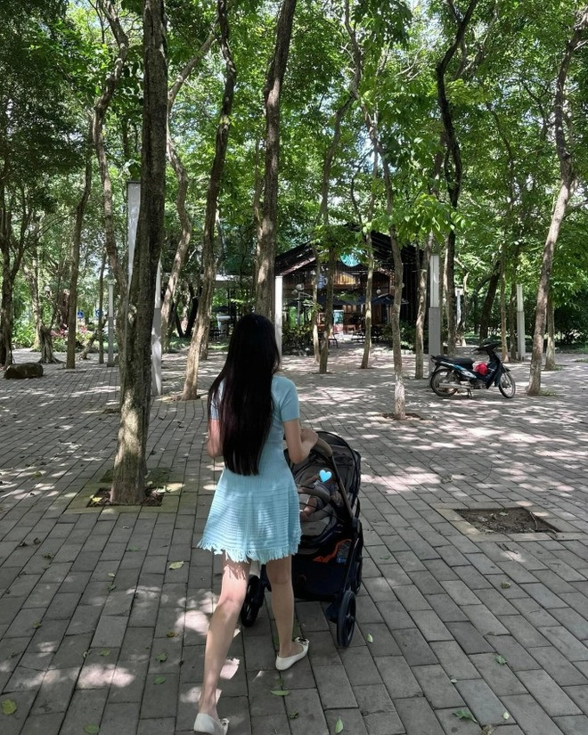 Mới đây, nàng WAG hào hứng khoe hình ảnh cùng Đoàn Văn Hậu đưa cậu quý tử mới được 2 tháng tuổi đi chơi. Điểm đến của cặp đôi là công viên với không gian xanh mắt, thoáng đãng, vừa có thể thưởng thức cafe, vừa chụp ảnh sống ảo thoải mái.