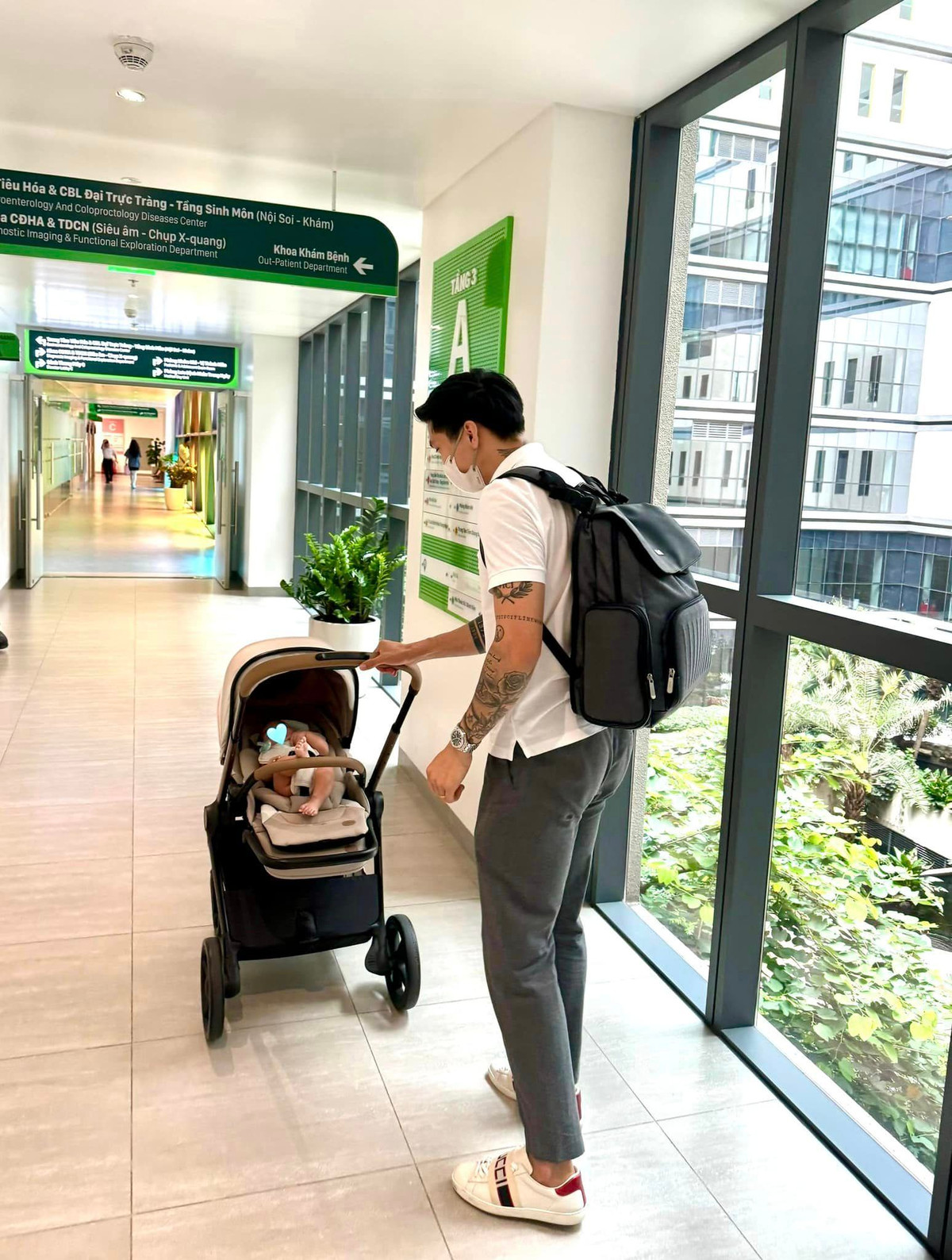 Đoàn Văn Hậu cũng gia nhập hội nghiện con, là một ông bố bỉm chính hiệu.