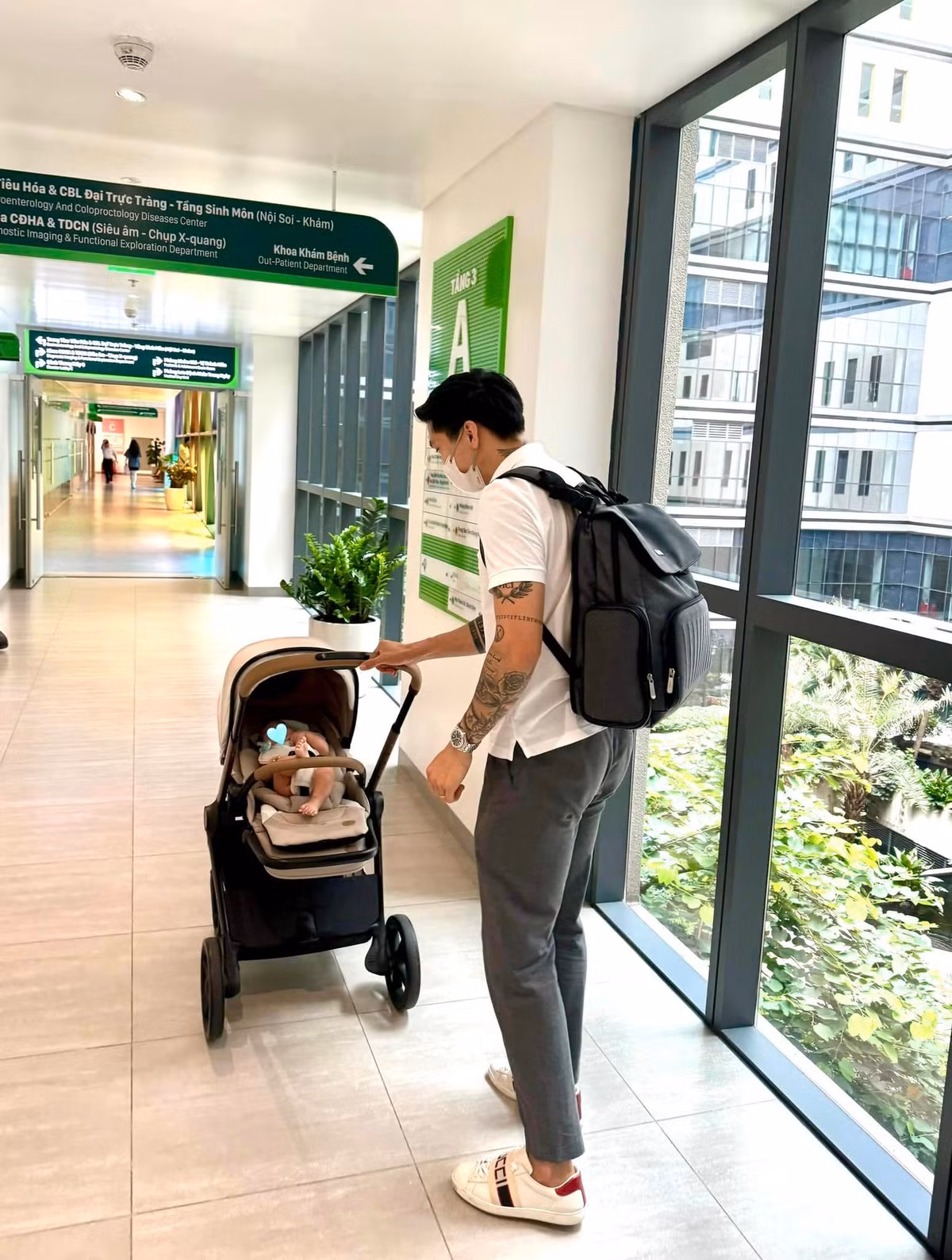 Đoàn Văn Hậu cũng gia nhập hội nghiện con, là một ông bố bỉm chính hiệu.