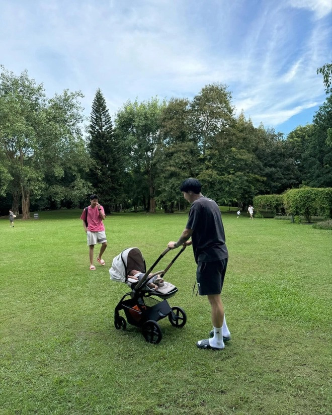 Sau khi cứng cáp hơn, bé Lúa thường xuyên được bố mẹ đưa đi dạo, đi du lịch.