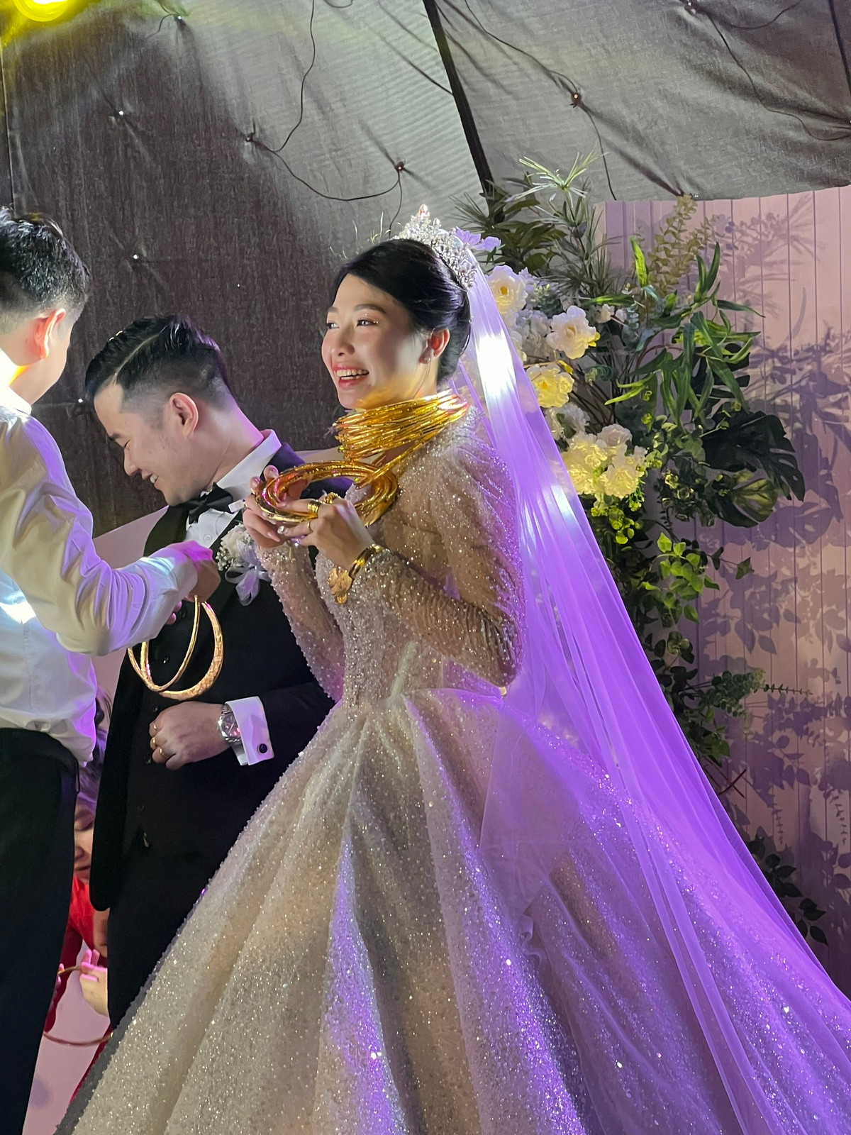 Cô dâu hạnh phúc "nâng đỡ" quà cưới.