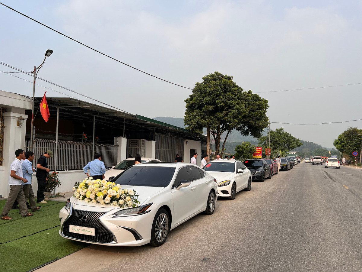 Dàn xe rước dâu khủng của đám cưới.