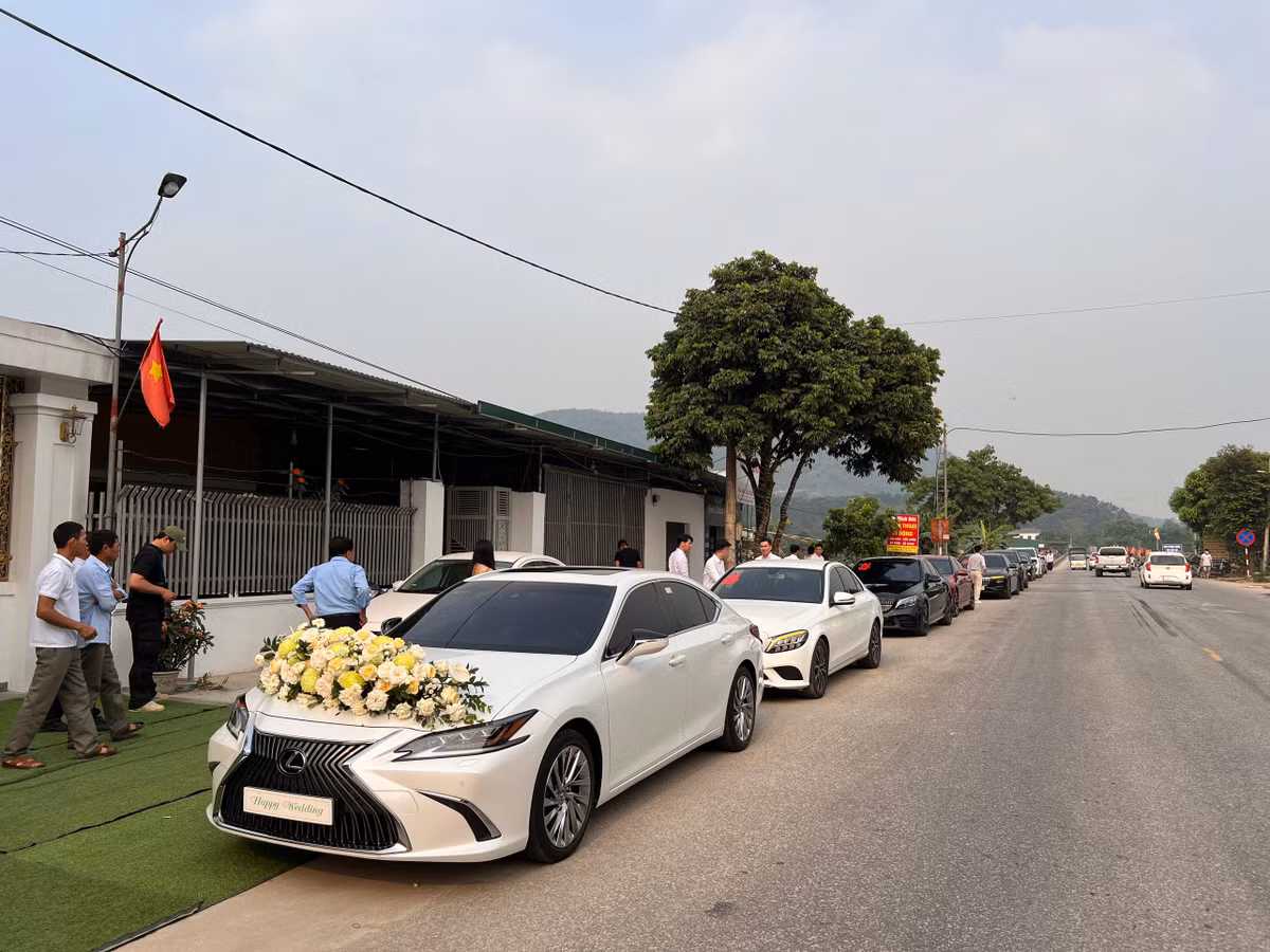 Dàn xe rước dâu khủng của đám cưới.