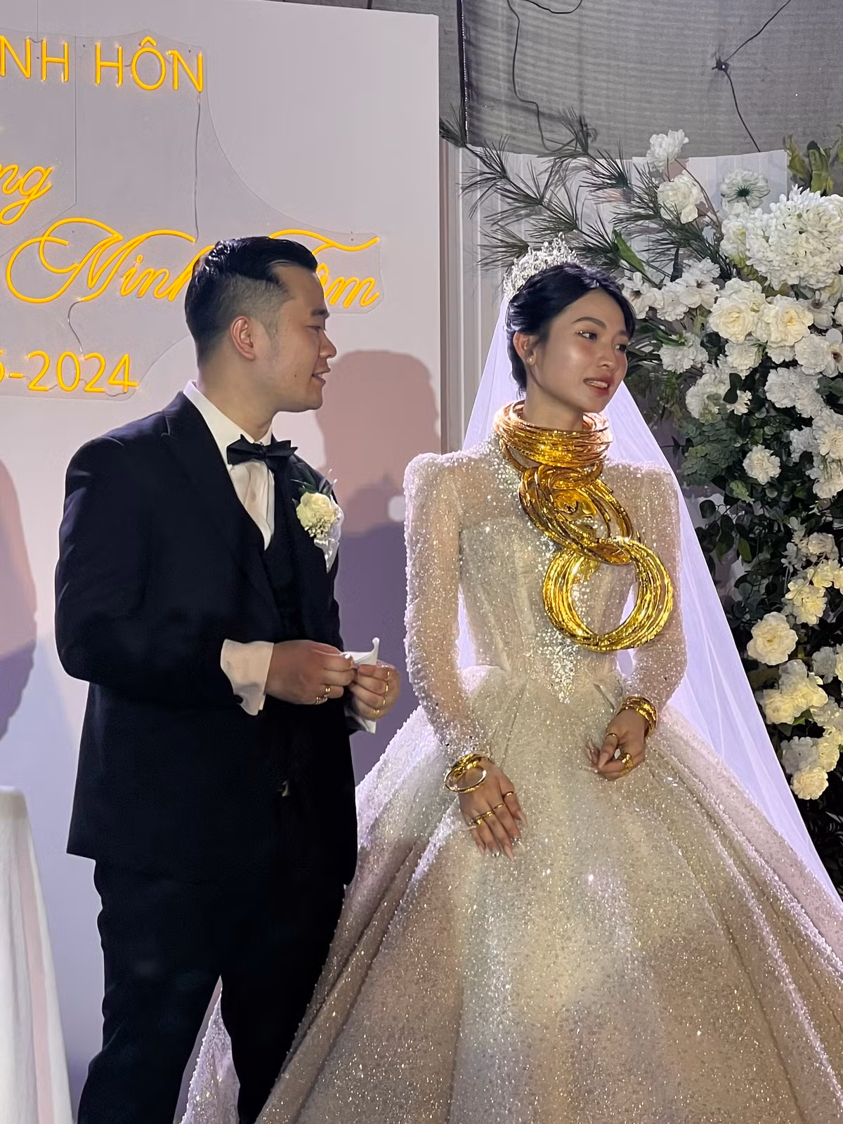 Nhiều người sau khi nhìn thấy hình ảnh này đã bày tỏ sự choáng ngợp với đám cưới "vàng" của cặp đôi, đồng thời gửi lời chúc phúc đến đầu bạc răng long. Thậm chí có người còn "xin vía" để sau này có một đám cưới "rủng rỉnh" tiền vàng.