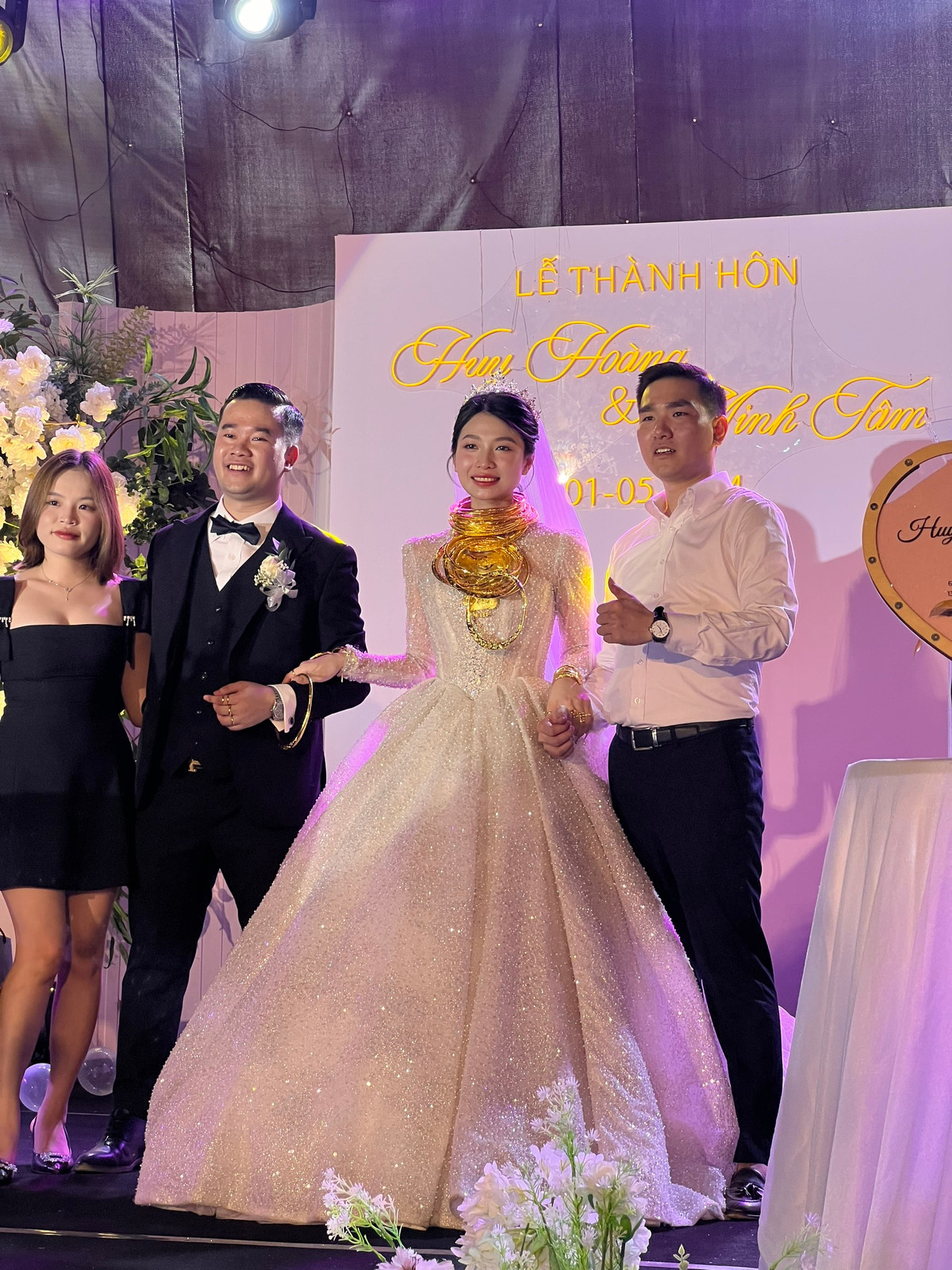 Không rõ được số vàng là bao, tuy nhiên quan khách tham dự đều bày tỏ sự ngưỡng mộ đến tân lang tân nương.