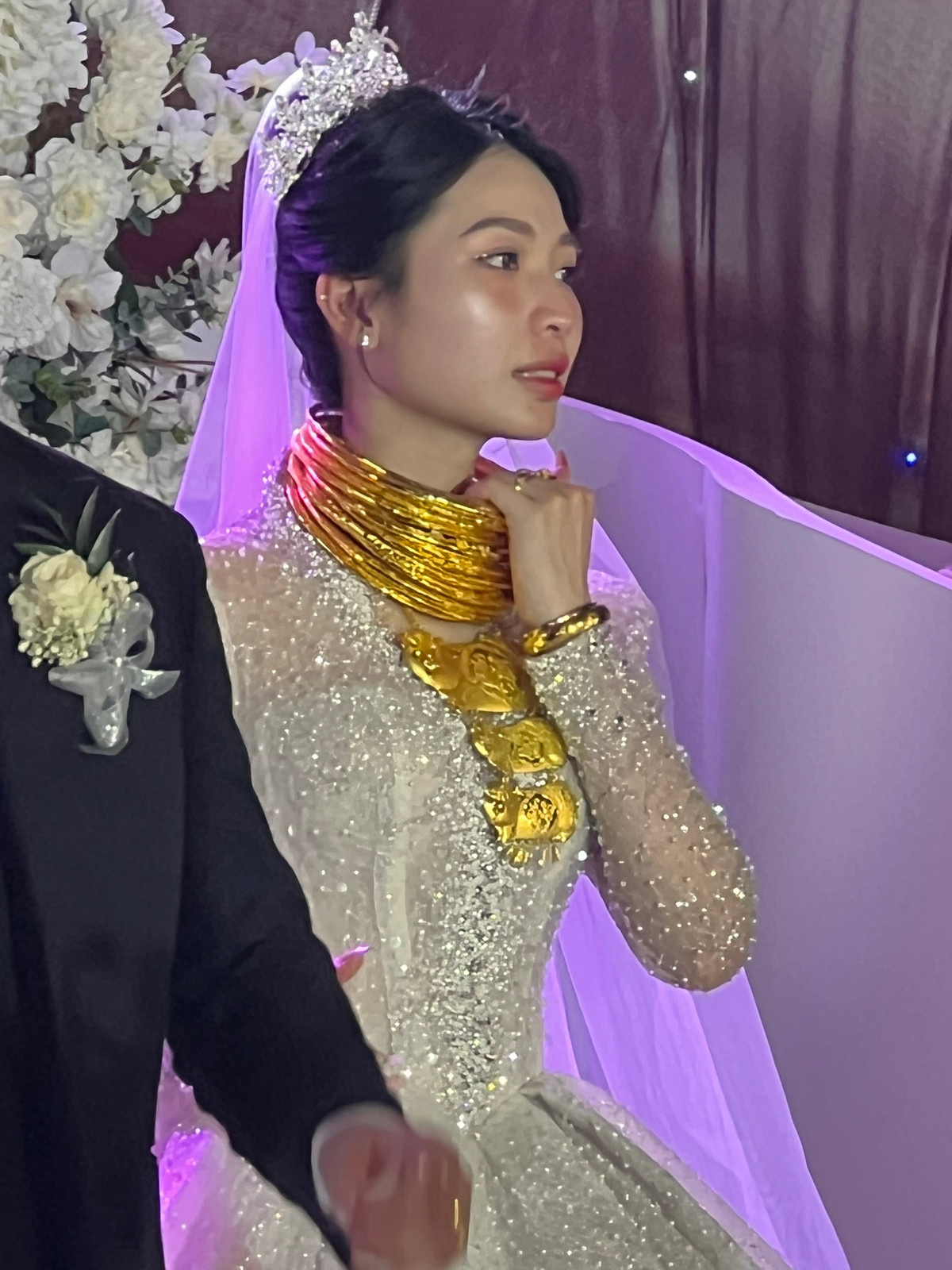 Ngoài việc ấn tượng với lượng vàng khủng, nhiều người cũng phải công nhận cô dâu rất xinh đẹp. Dù chỉ 1 khoảnh khắc thoáng qua nhưng ai cũng ấn tượng với khuôn mặt trái xoan và làn da trắng không chút tì vết của cô dâu lại càng nổi bật lên trên nền chiếc váy cưới được đính kết cầu kỳ.