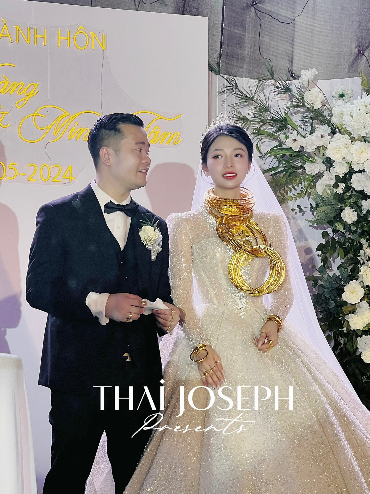 Cặp đôi trai tài - gái sắc nở những nụ cười hạnh phúc, ánh mắt toát lên niềm vui sướng trong ngày trọng đại của cuộc đời.