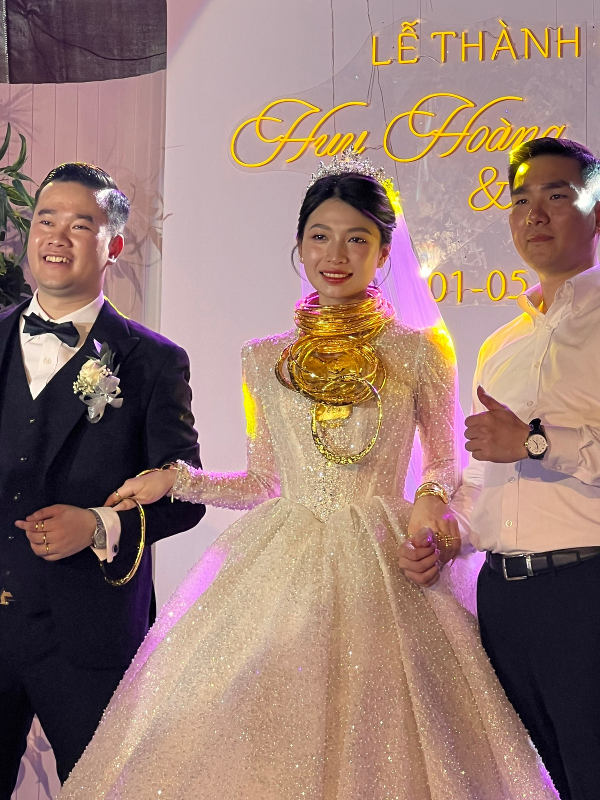 Cô dâu chú rể chụp hình cùng người thân và bạn bè trong khoảnh khắc trọng đại của cuộc đời.