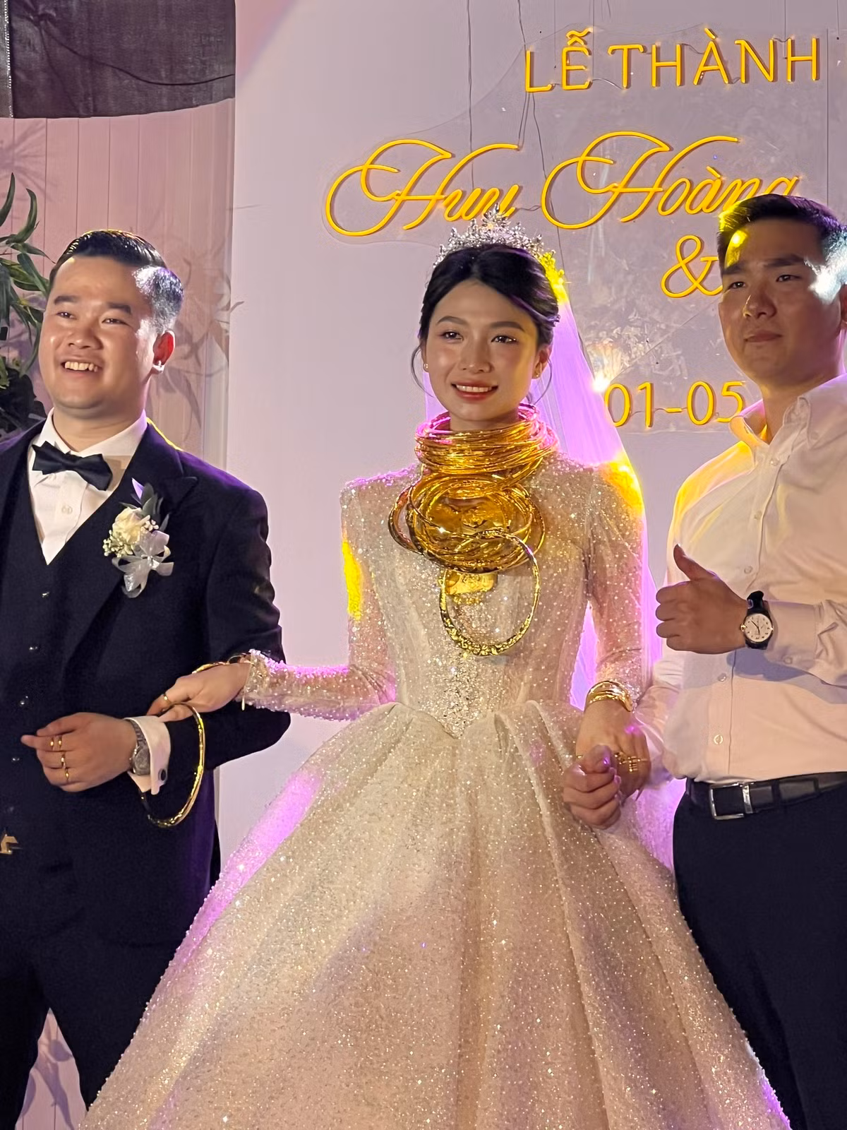 Cô dâu chú rể chụp hình cùng người thân và bạn bè trong khoảnh khắc trọng đại của cuộc đời.