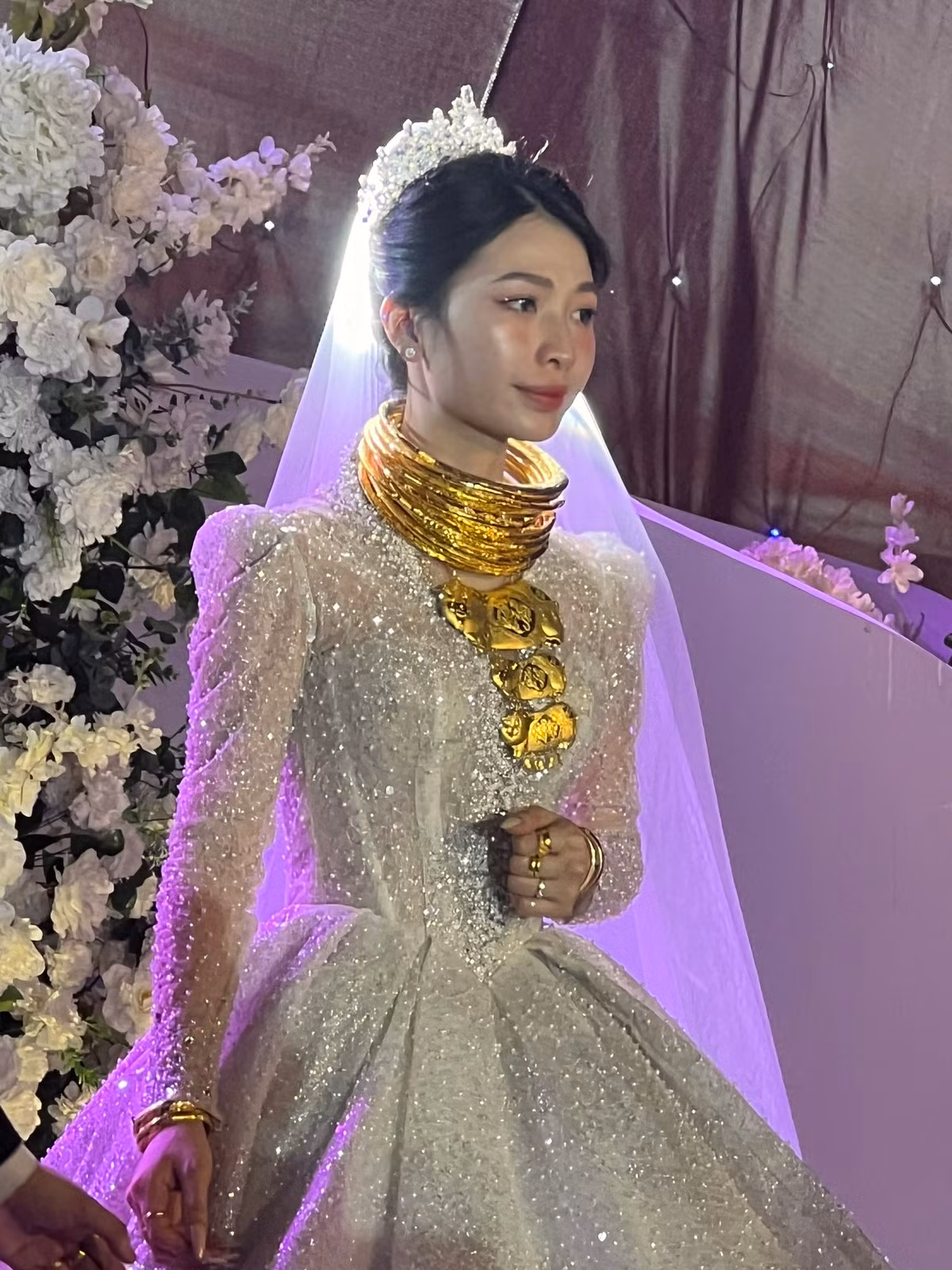 Ngày 1/5 vừa qua, đám cưới của một cặp đôi đã khiến nhiều người chú ý qua video được studio thực hiện phóng sự cưới đăng tải. Theo đó, cô dâu sở hữu nhan sắc xinh đẹp, ấn tượng. Nhưng điều khiến netizen chú ý hơn cả là nàng dâu đeo vàng kín cổ, cổ tay cũng như các ngón tay.