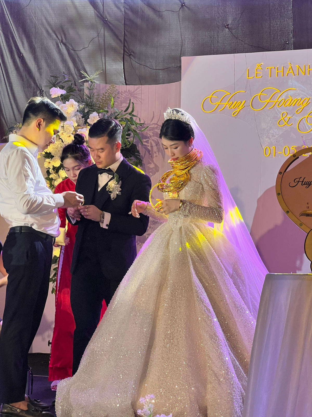 Được biết đây là đám cưới của chú rể Huy Hoàng và cô dâu Minh Tâm. Chú rể là người Hương Sơn - Hà Tĩnh, còn cô dâu là người Phú Thọ.