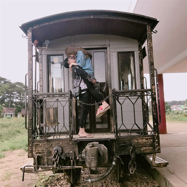 Kiểu chụp này được lòng nhiều cặp đôi khi vừa thể hiện sức mạnh của bạn nam, mà còn thể hiện được sự tình tứ giữa 2 người yêu nhau.