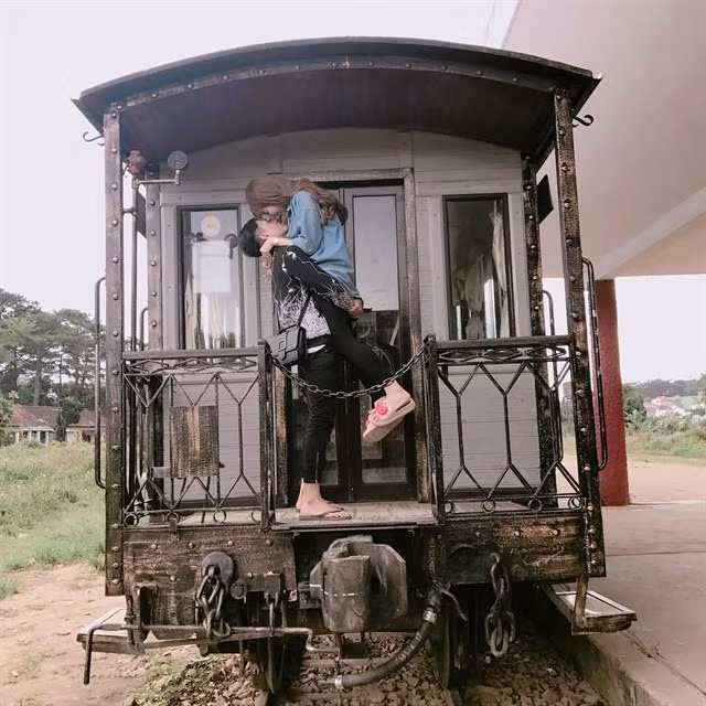 Kiểu chụp này được lòng nhiều cặp đôi khi vừa thể hiện sức mạnh của bạn nam, mà còn thể hiện được sự tình tứ giữa 2 người yêu nhau.