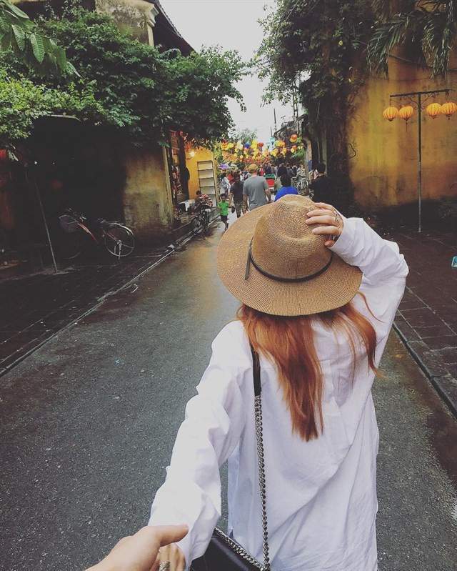 Trước đó, trào lưu chụp ảnh couple checkin nắm tay từ sau đầy tình tứ khiến không ít dân mạng "đỏ con mắt".