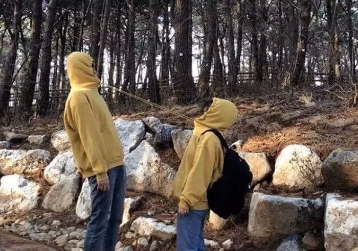 Nhiều người tin rằng, chi tiết buộc dây có ý nghĩa như sợi dây tình yêu kết nối giữa 2 người yêu nhau.